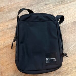 Lululemon crossbody 2L